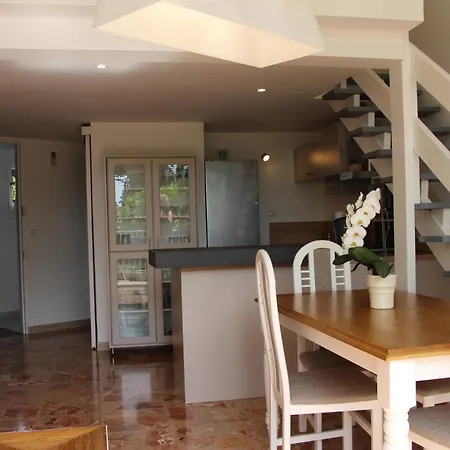 Daire Duplex A 100 M De La